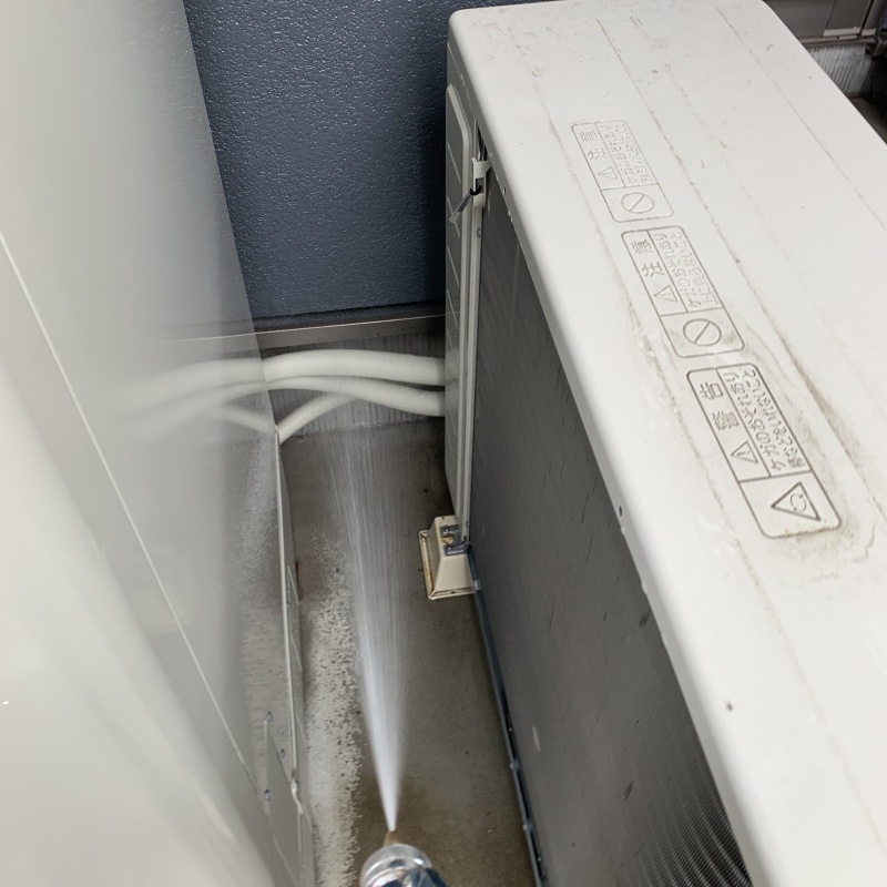 室外機の裏に防蟻剤を散布