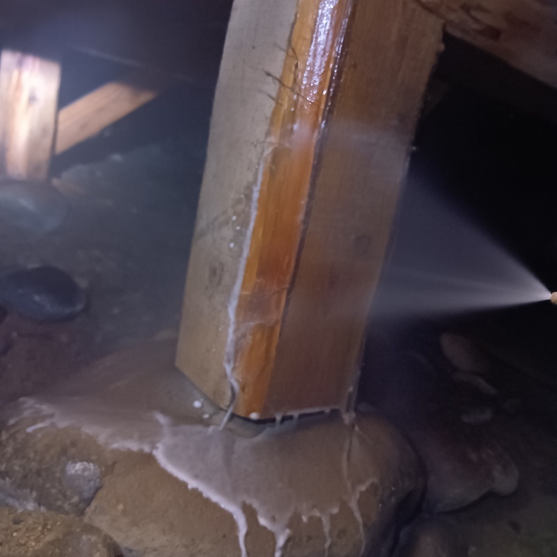 床下の木部にシロアリ駆除剤を散布