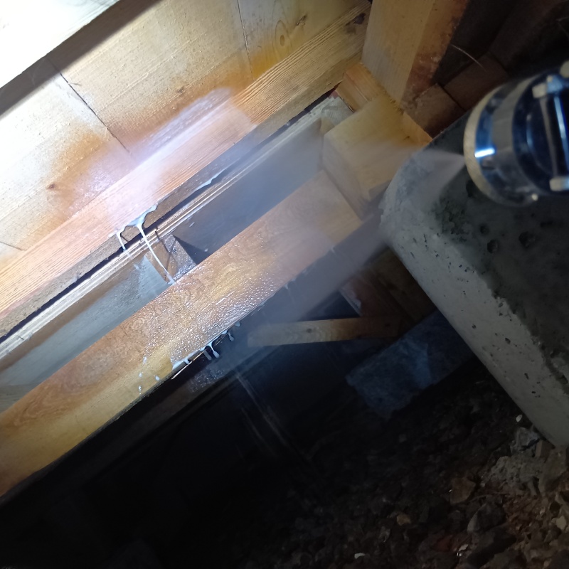 床下の木部にシロアリ駆除剤を散布