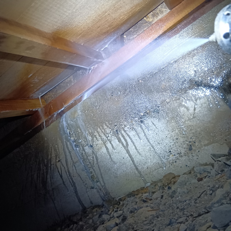 床下の基礎にシロアリ駆除剤を散布