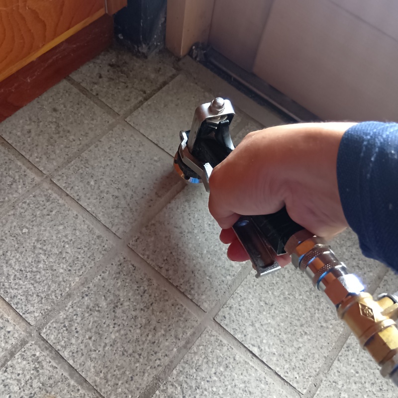 玄関の床タイルにシロアリ駆除剤を注入