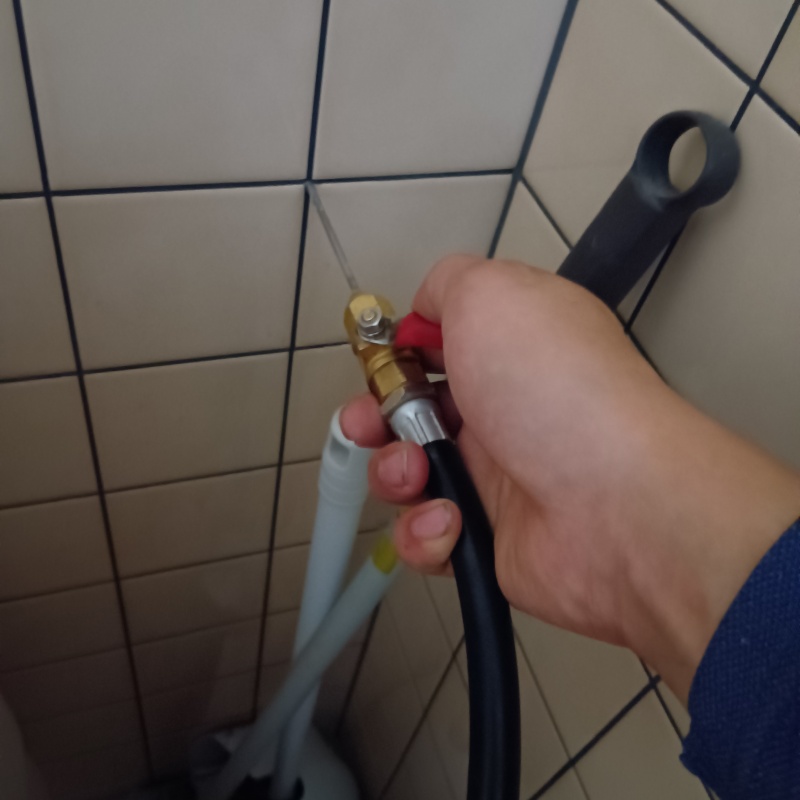 浴室の壁タイルにシロアリ駆除剤を注入