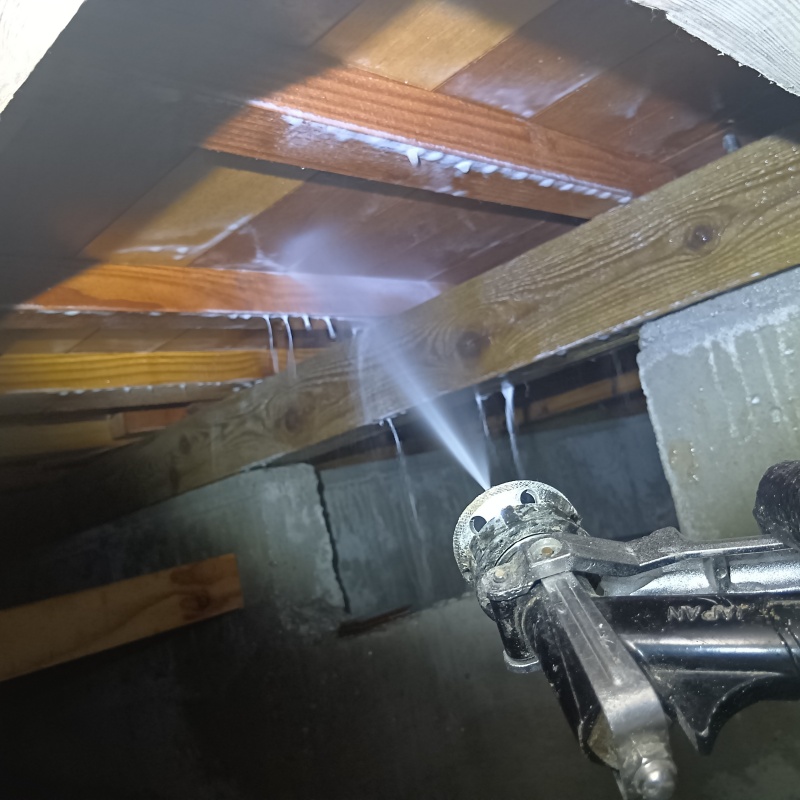 床下の木部にシロアリ駆除剤を散布