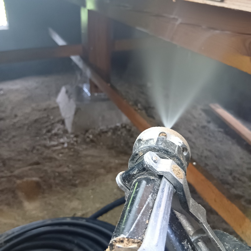 床下の木部にシロアリ駆除剤を散布