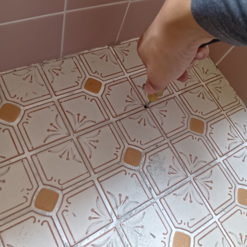 浴室の床にシロアリ駆除剤を注入