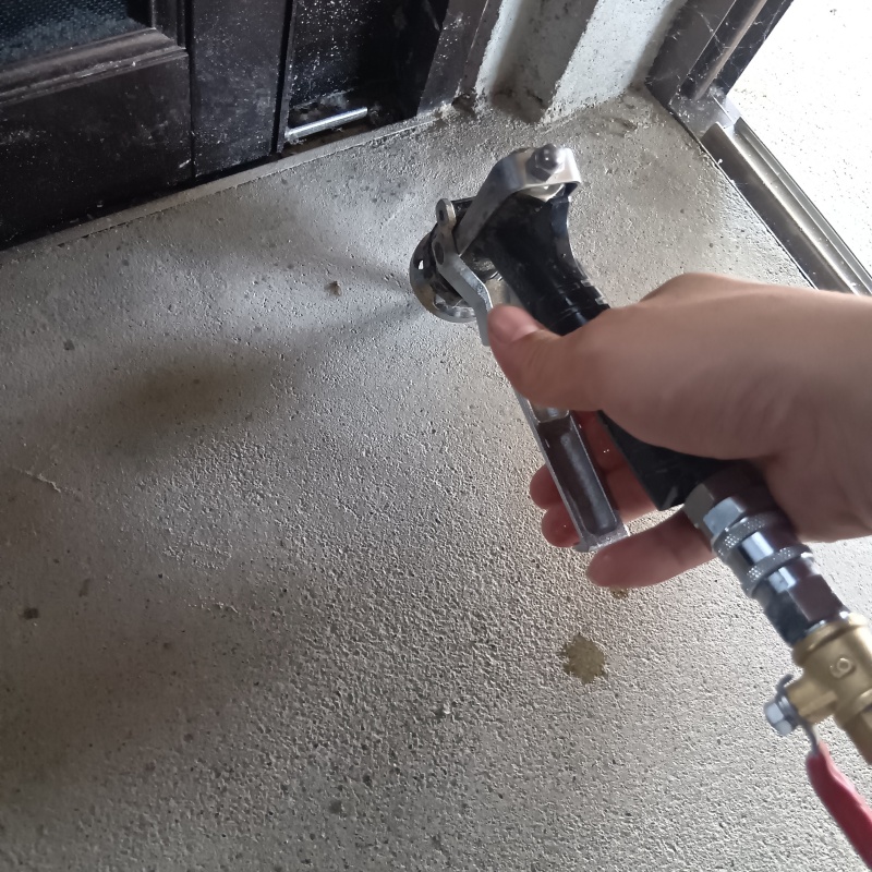 玄関の床コンクリートにシロアリ駆除剤を注入