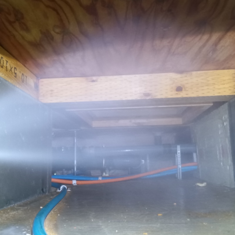 床下の木部に防蟻剤を散布