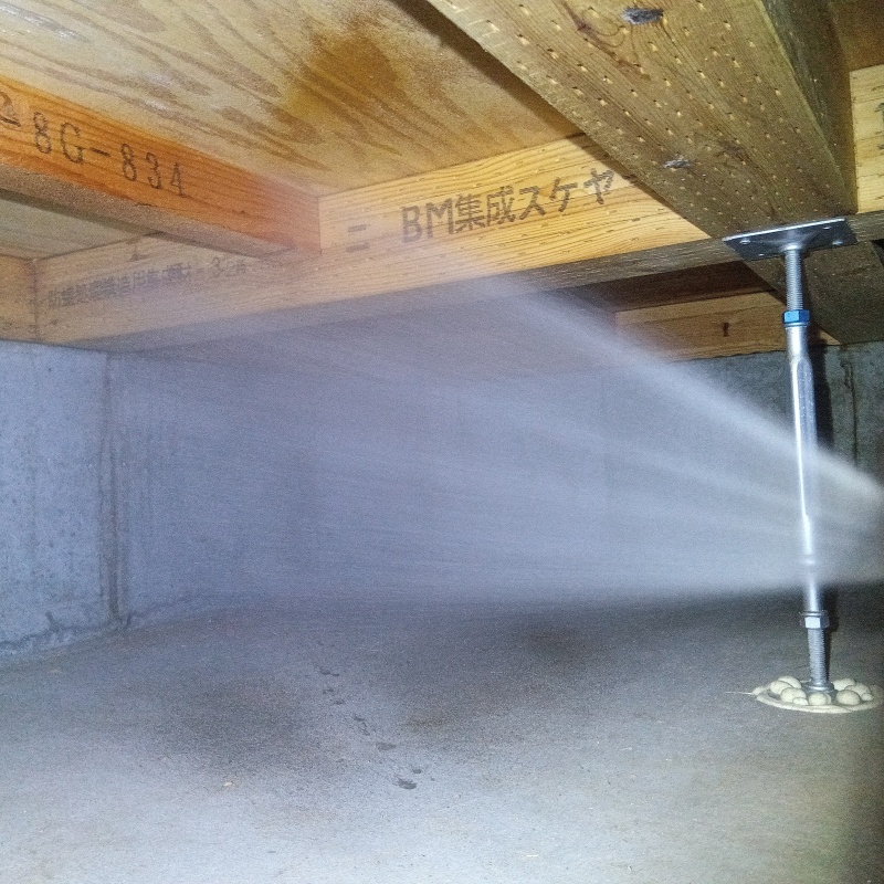 床下の木部に防蟻剤を散布