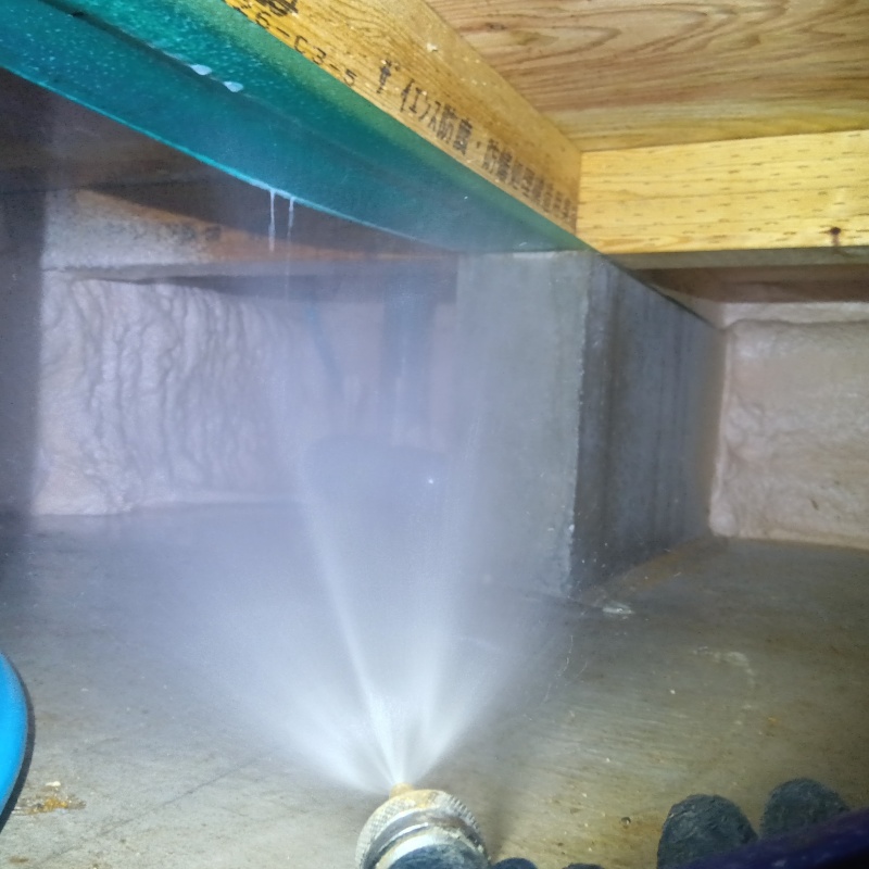 床下の基礎に防蟻剤を散布