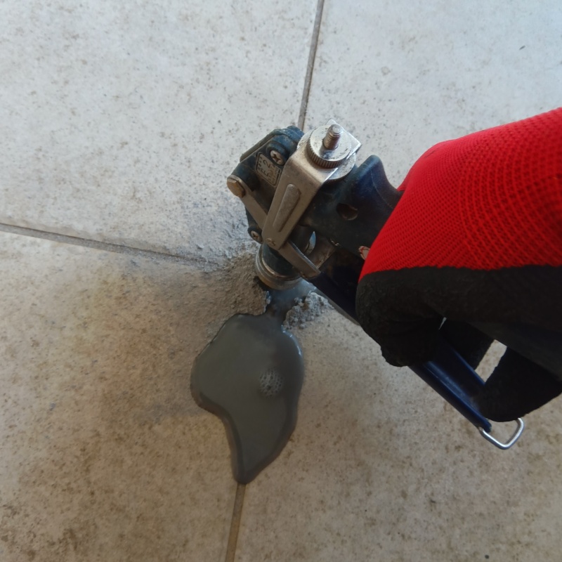 玄関の床タイルに防蟻剤を注入