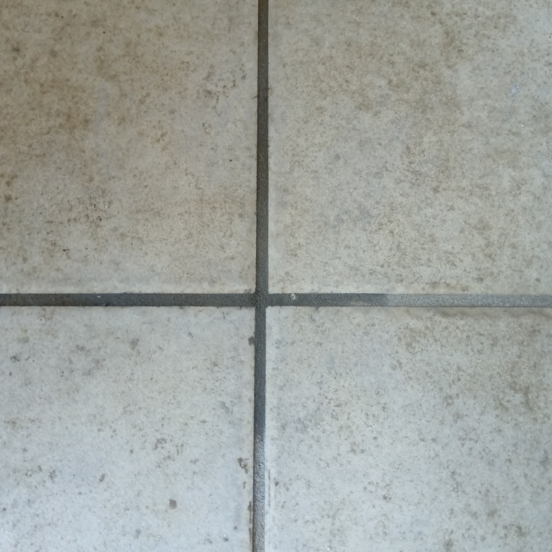 開けた穴をパテで補修