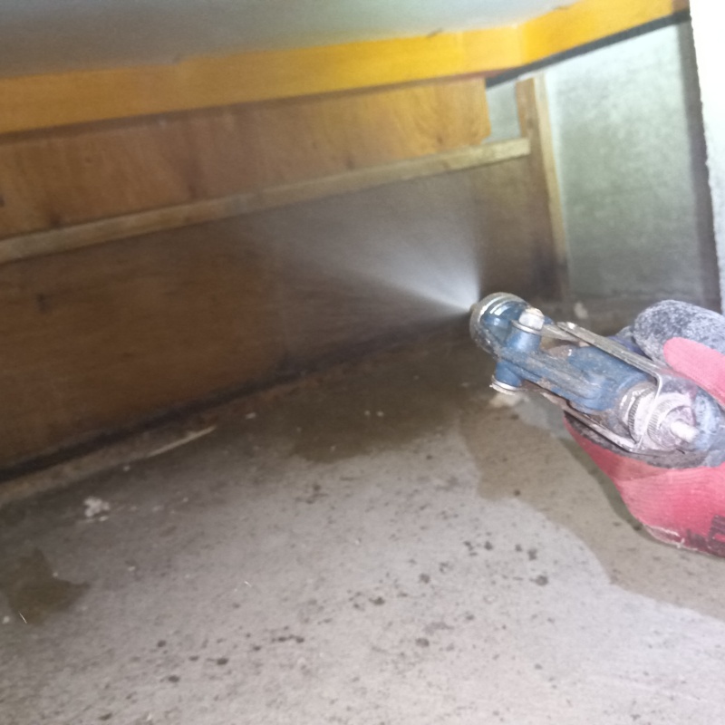 床下の木部に防蟻剤を散布
