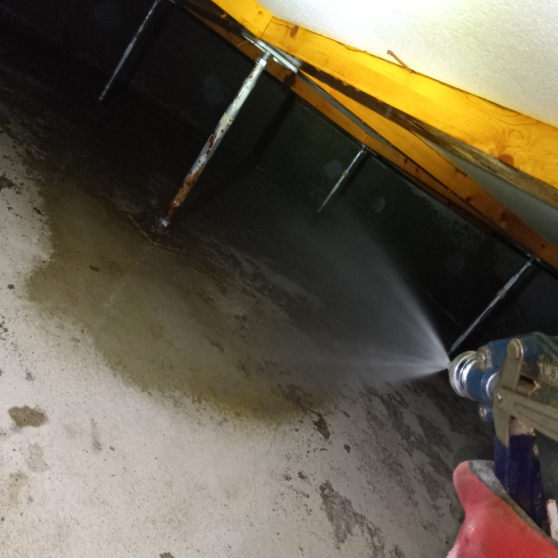 床下の地面に防蟻剤を散布