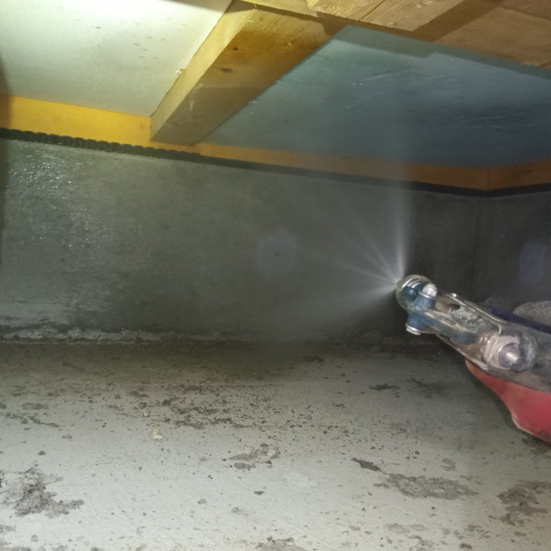 床下の基礎に防蟻剤を散布