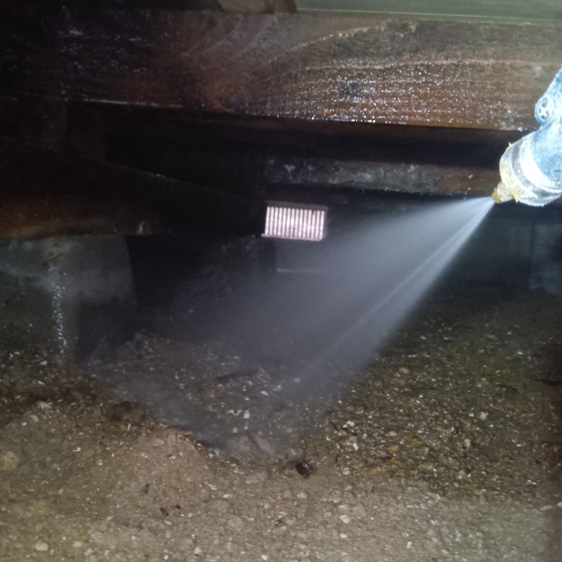 床下の土壌にシロアリ駆除剤を散布