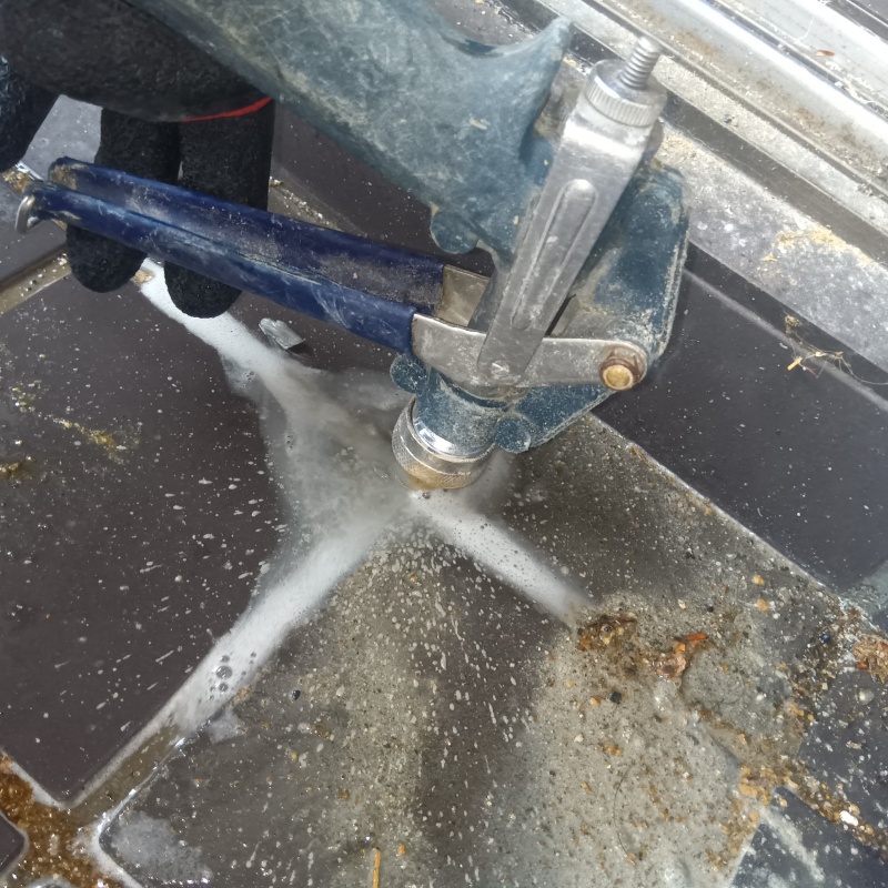 玄関床のタイルにシロアリ駆除剤を注入