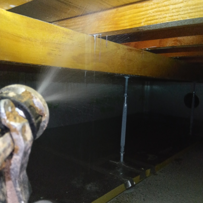 床下の木部に防蟻剤を散布