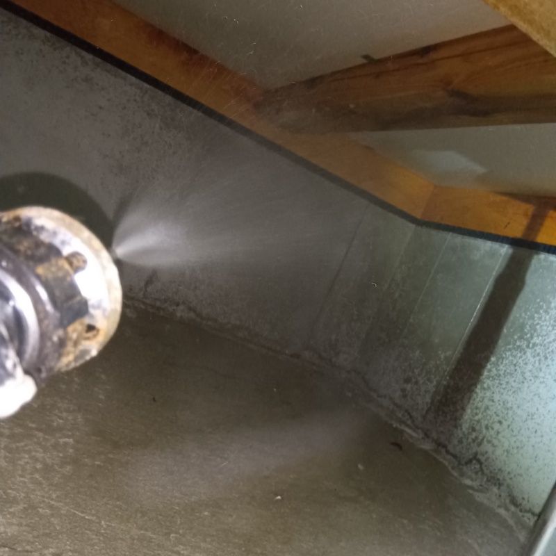 床下の木部に防蟻剤を散布