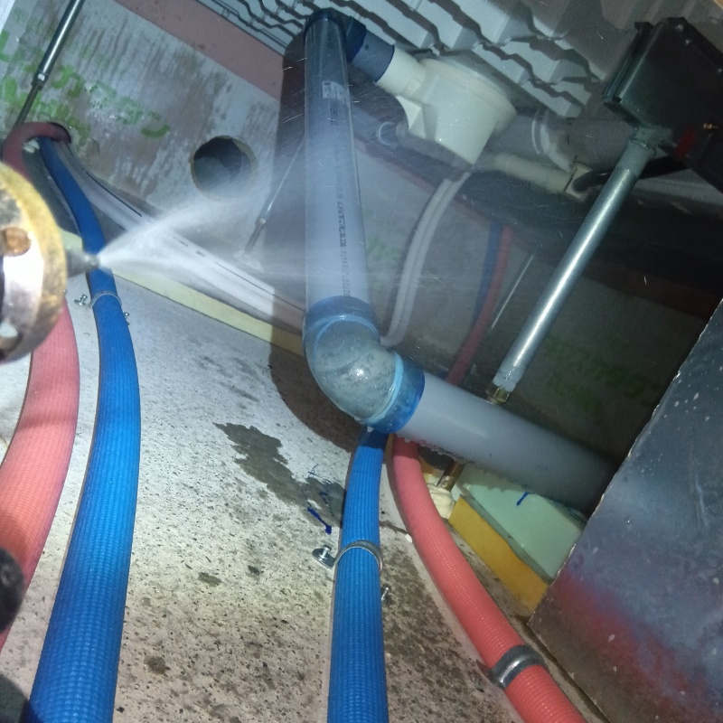 床下の基礎・配管に防蟻剤を散布