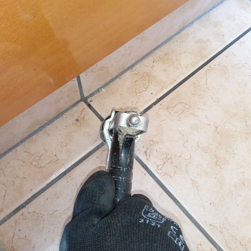 玄関の床タイルに防蟻剤を注入