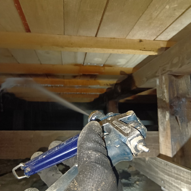 床下の木部にシロアリ駆除剤を散布