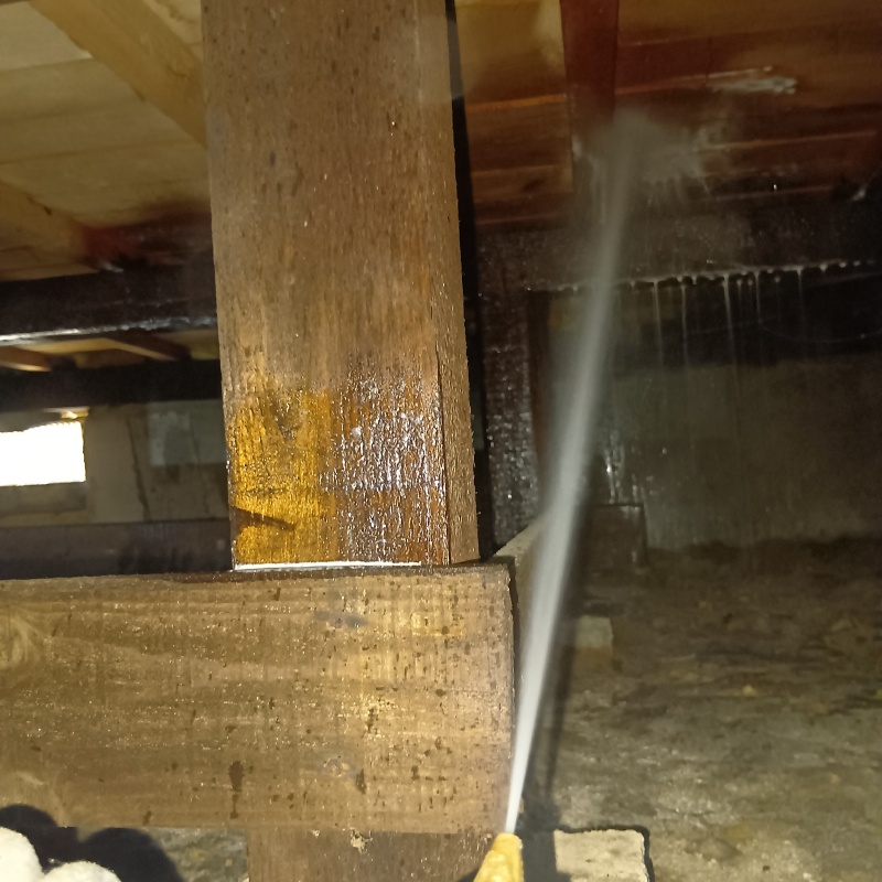 床下の木部にシロアリ駆除剤を散布