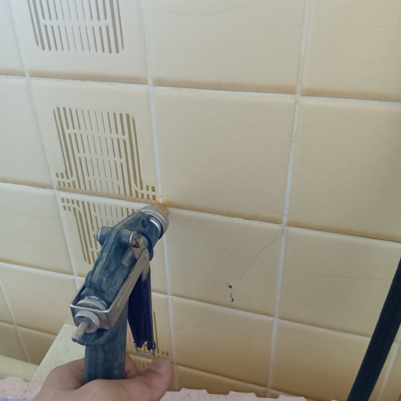 浴室の壁タイルにシロアリ駆除剤を注入