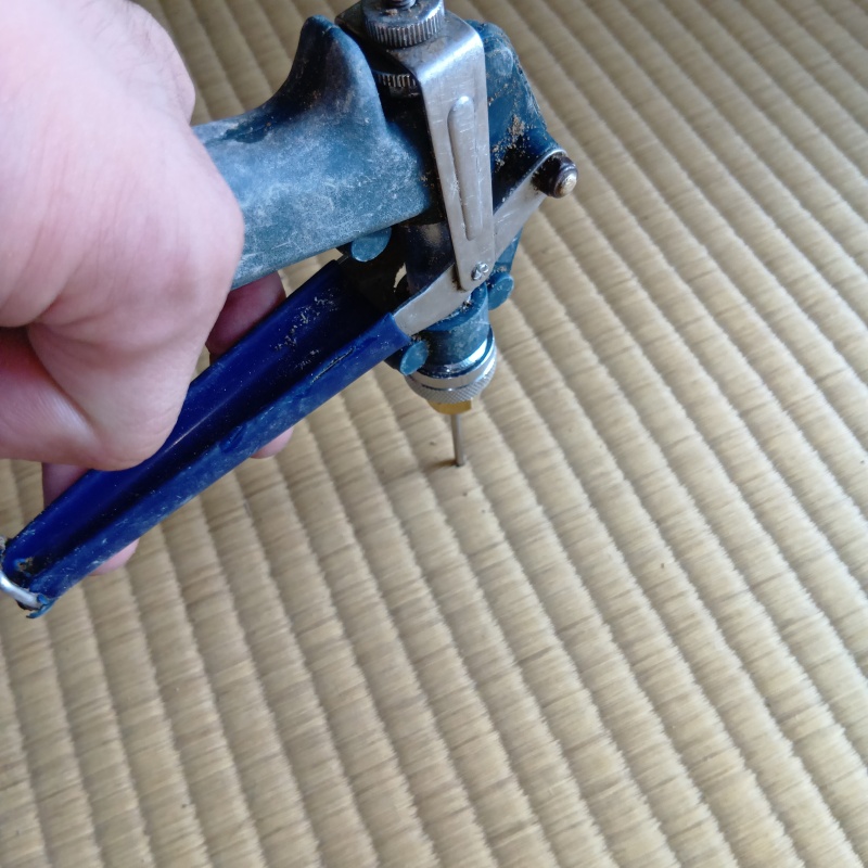 畳にシロアリ駆除剤を注入