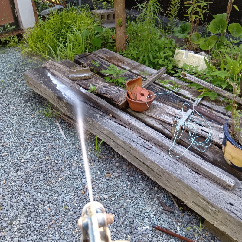 敷地内の材木にシロアリ駆除剤を散布