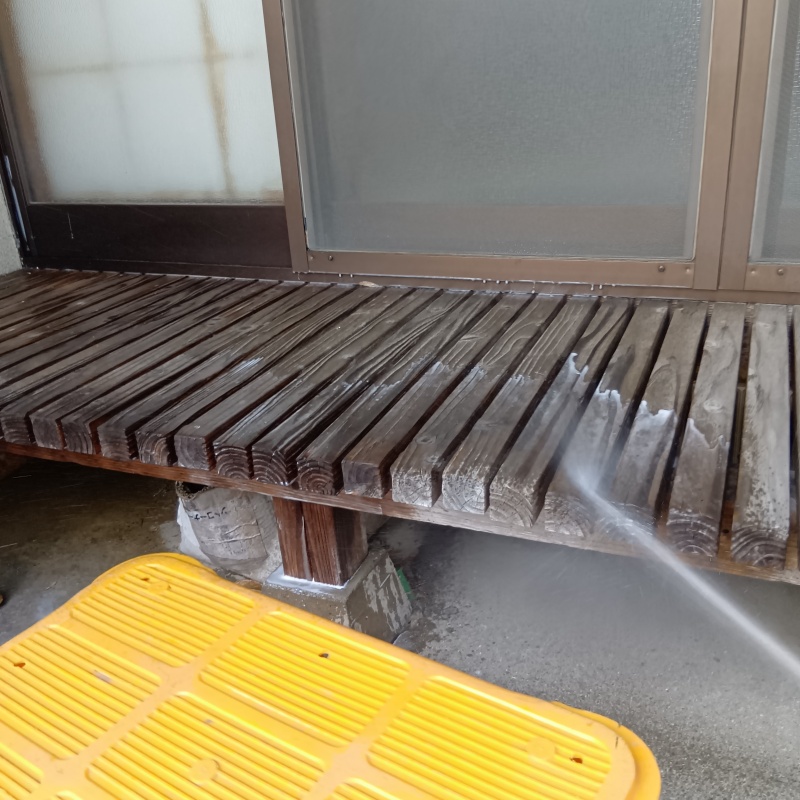 縁側ウッドデッキにシロアリ駆除剤を散布