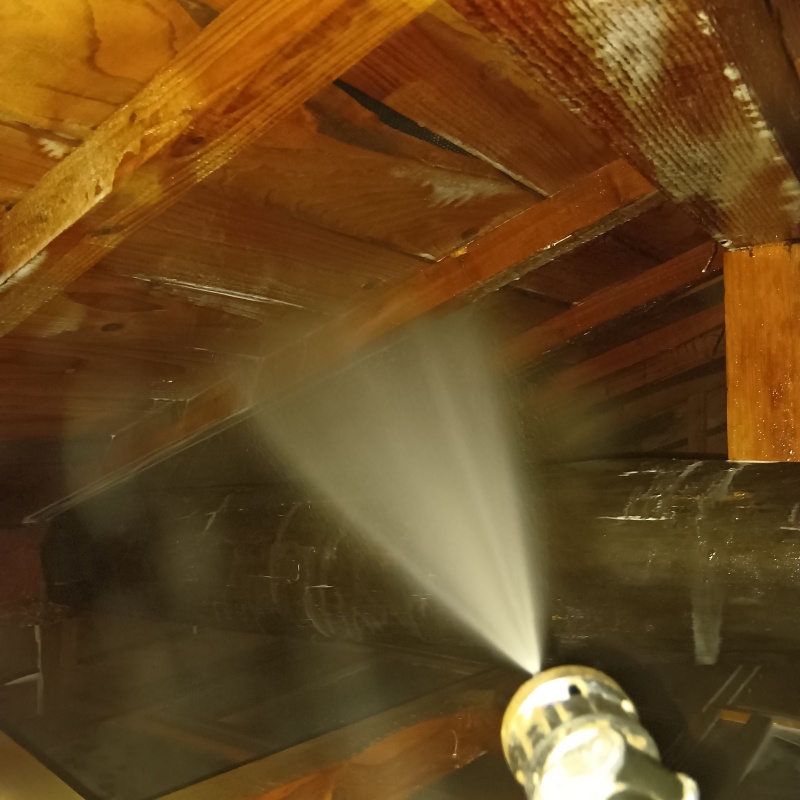 屋根裏の木部にシロアリ駆除剤を散布