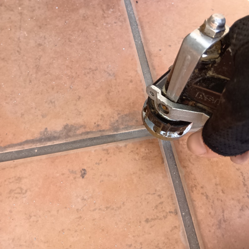 玄関の床タイルにシロアリ駆除剤を注入