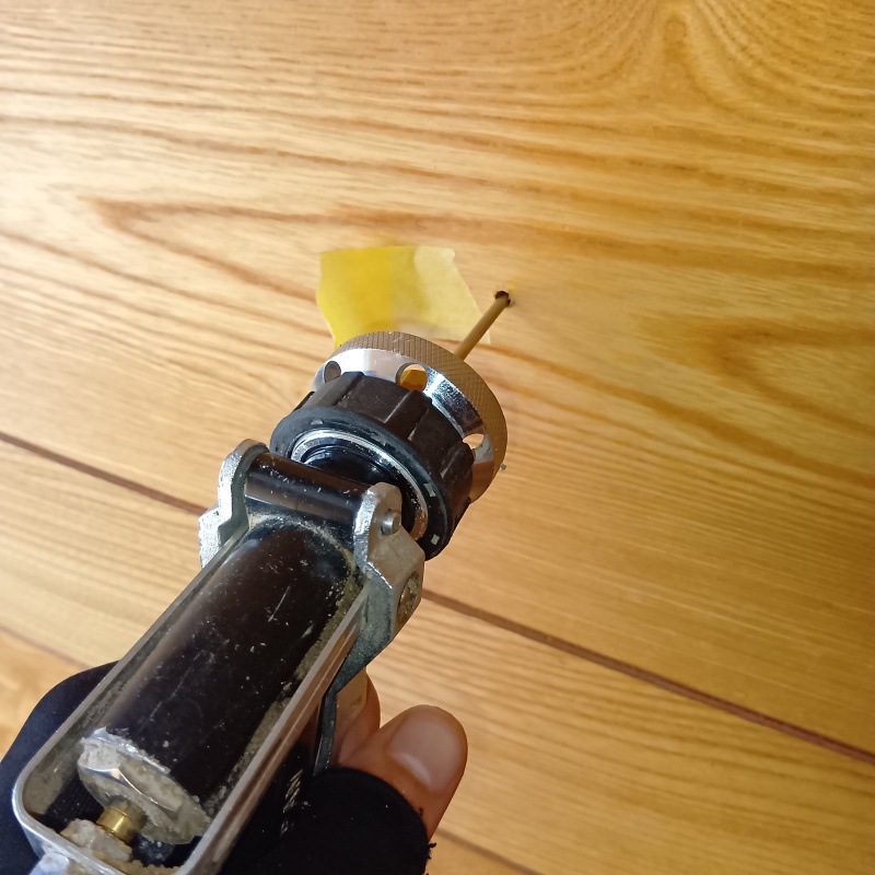 室内の壁にシロアリ駆除剤を注入