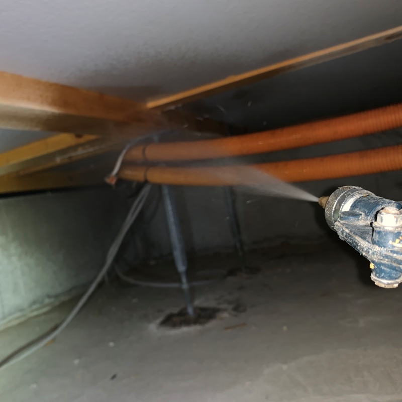 床下の木部に防蟻剤を散布