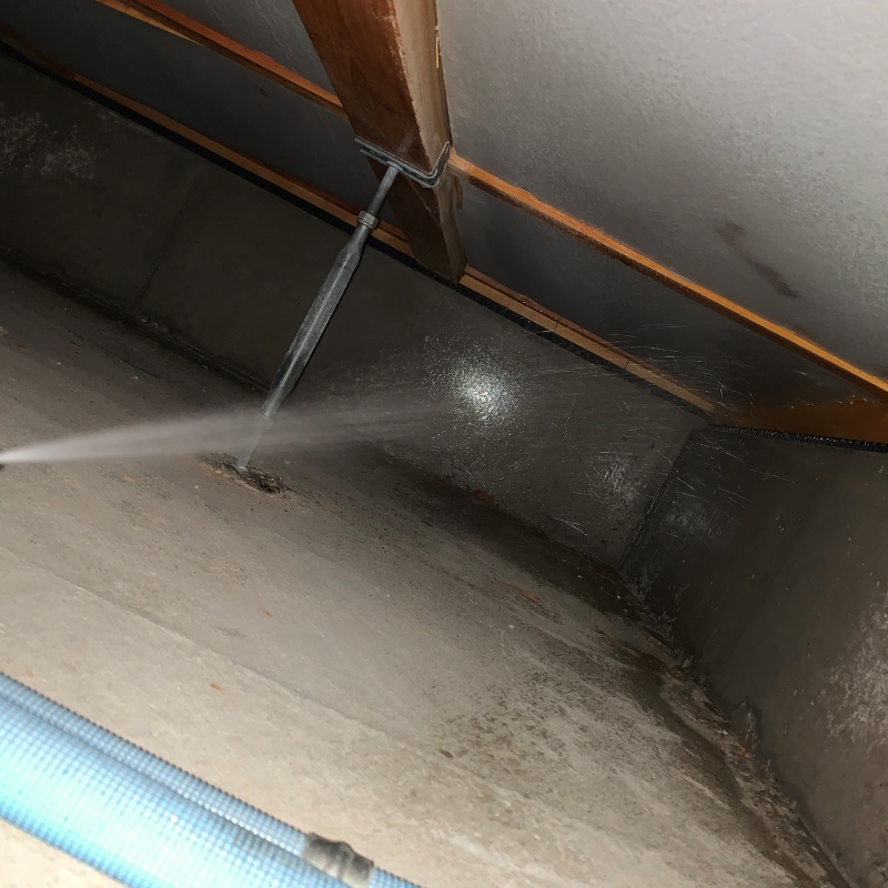 床下の基礎に防蟻剤を散布