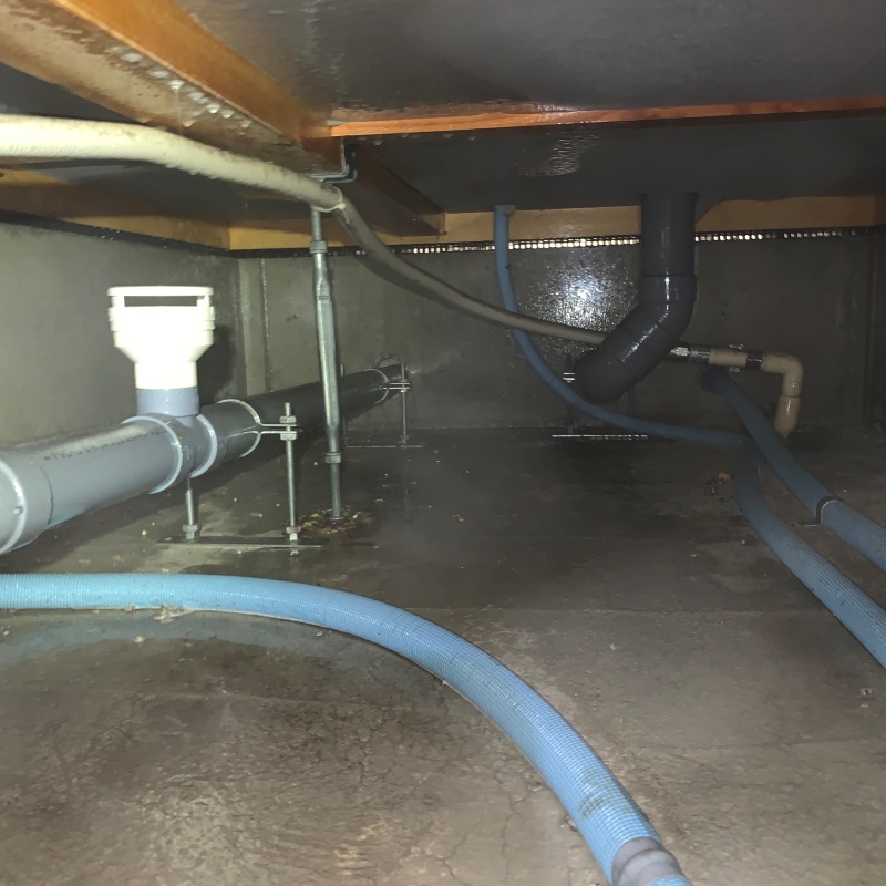 床下全体に防蟻剤を散布した様子