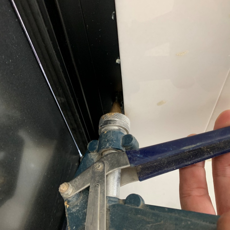 窓枠に防蟻剤を注入