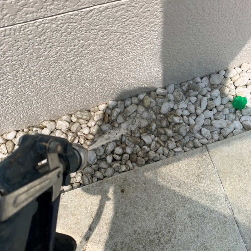 建物外周に防蟻剤を散布