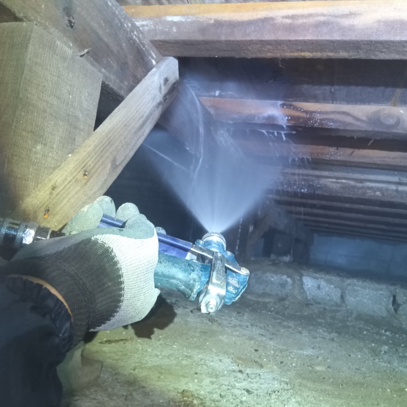 床下の木部にシロアリ駆除剤を散布