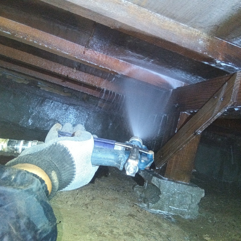 床下の木部にシロアリ駆除剤を散布