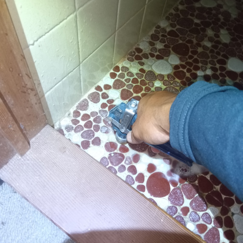 浴室のタイルにシロアリ駆除剤を注入