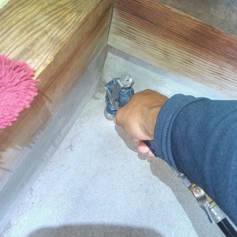 玄関の床にシロアリ駆除剤を注入