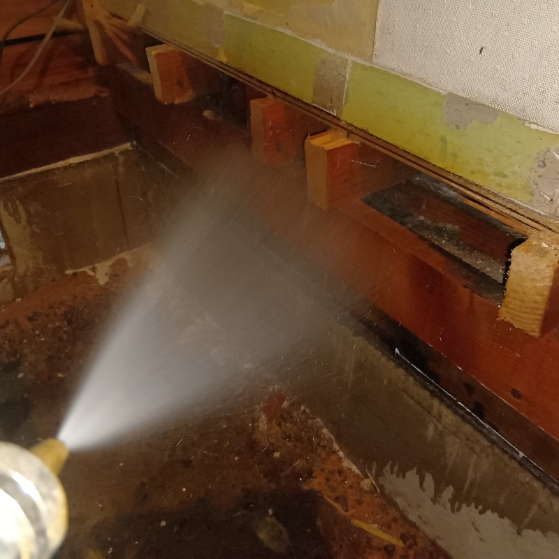 床下の木部にシロアリ駆除剤を散布