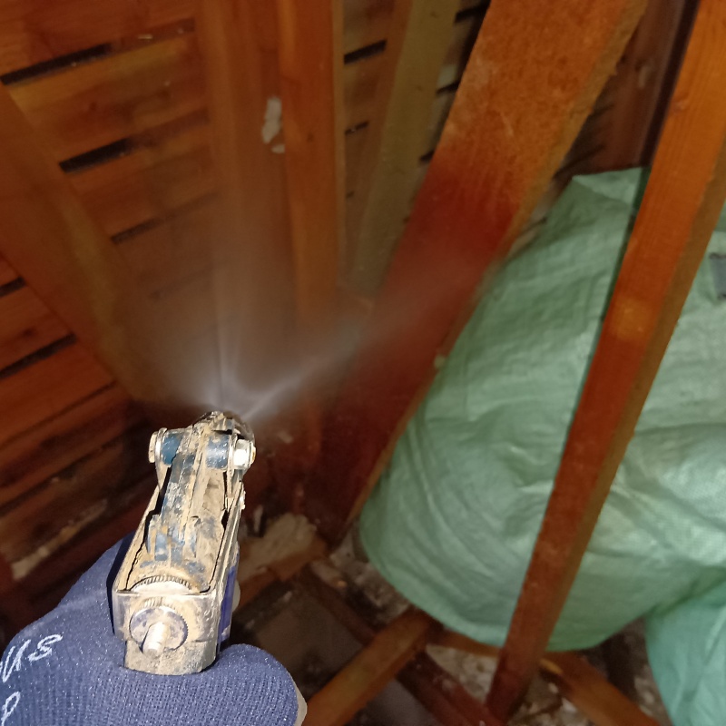 屋根裏の木部にシロアリ駆除剤を散布