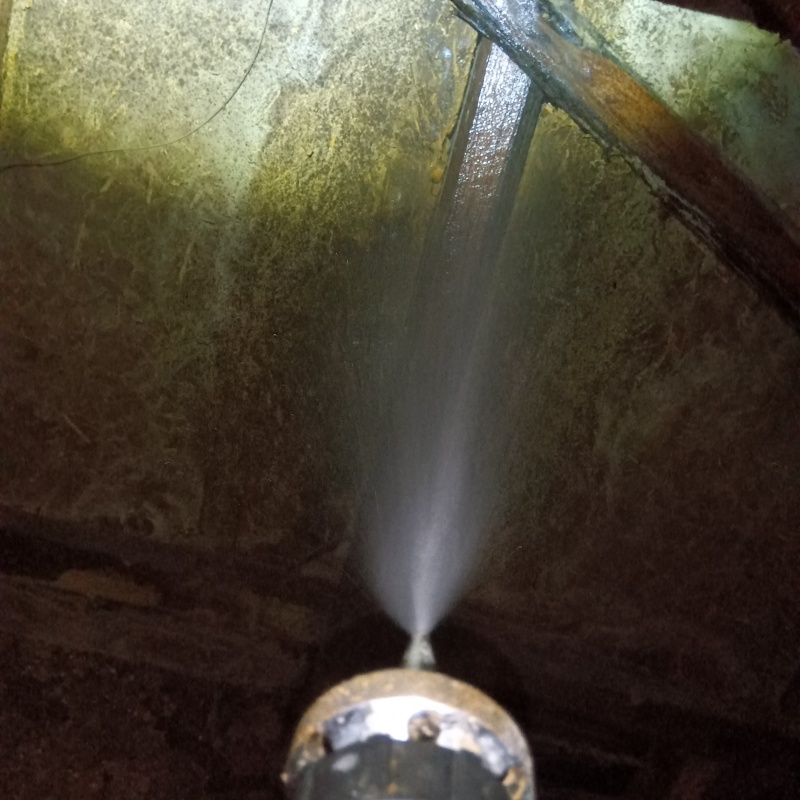 床下の基礎にシロアリ駆除剤を散布