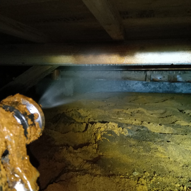 床下の土壌・基礎にシロアリ駆除剤を散布