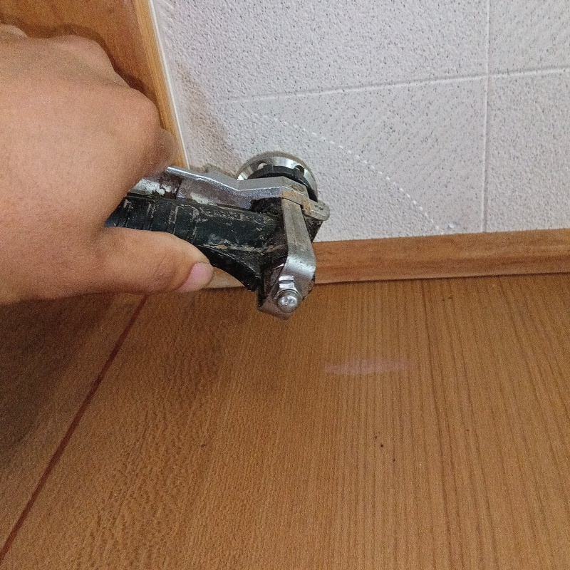 室内の壁にシロアリ駆除剤を注入