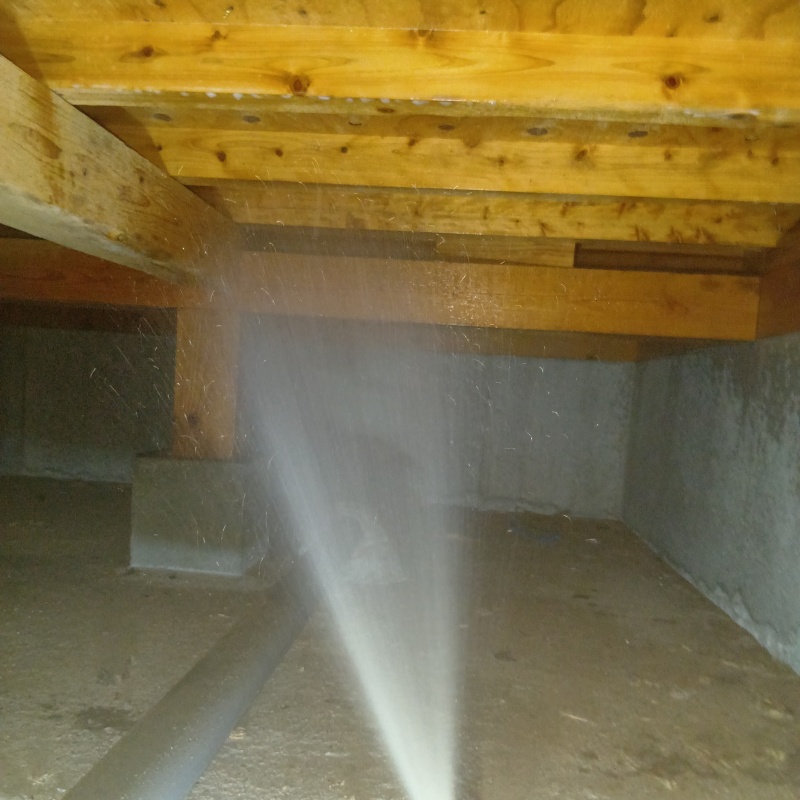 床下の木部に防蟻剤を散布