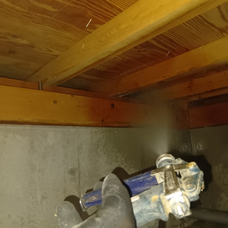 床下の木部に防蟻剤を散布