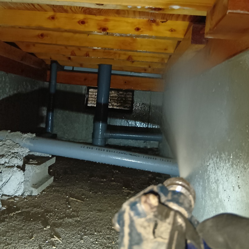 床下の土壌・基礎に防蟻剤を散布